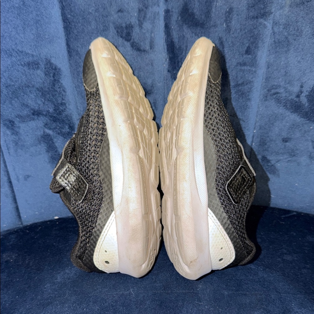 Under Armour Kids Black and White Sneakers Size 10K - Picture 4 of 6
